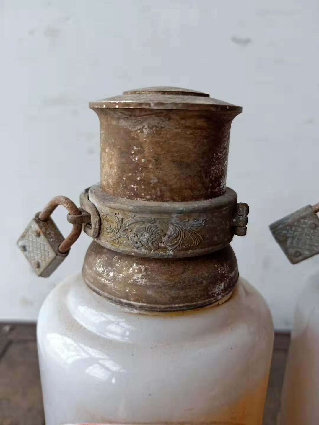 下乡收来1949年毛主席像茅台老酒一箱，保存完整，尺寸重量如图。 下乡收来1949年毛主席像茅台老酒一箱，保存完整，尺寸重量如图。