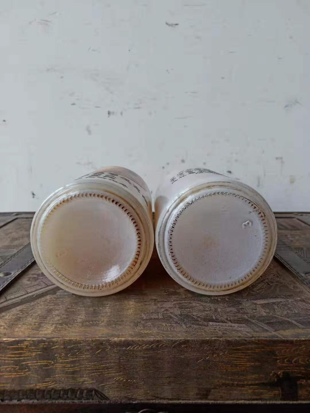 下乡收来1949年毛主席像茅台老酒一箱，保存完整，尺寸重量如图。 下乡收来1949年毛主席像茅台老酒一箱，保存完整，尺寸重量如图。