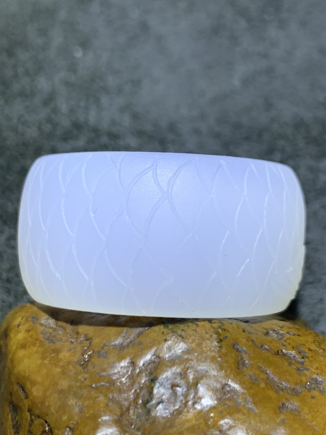 精美亚光高玉化海洋玉髓手工雕刻银龙鱼扳指一个！