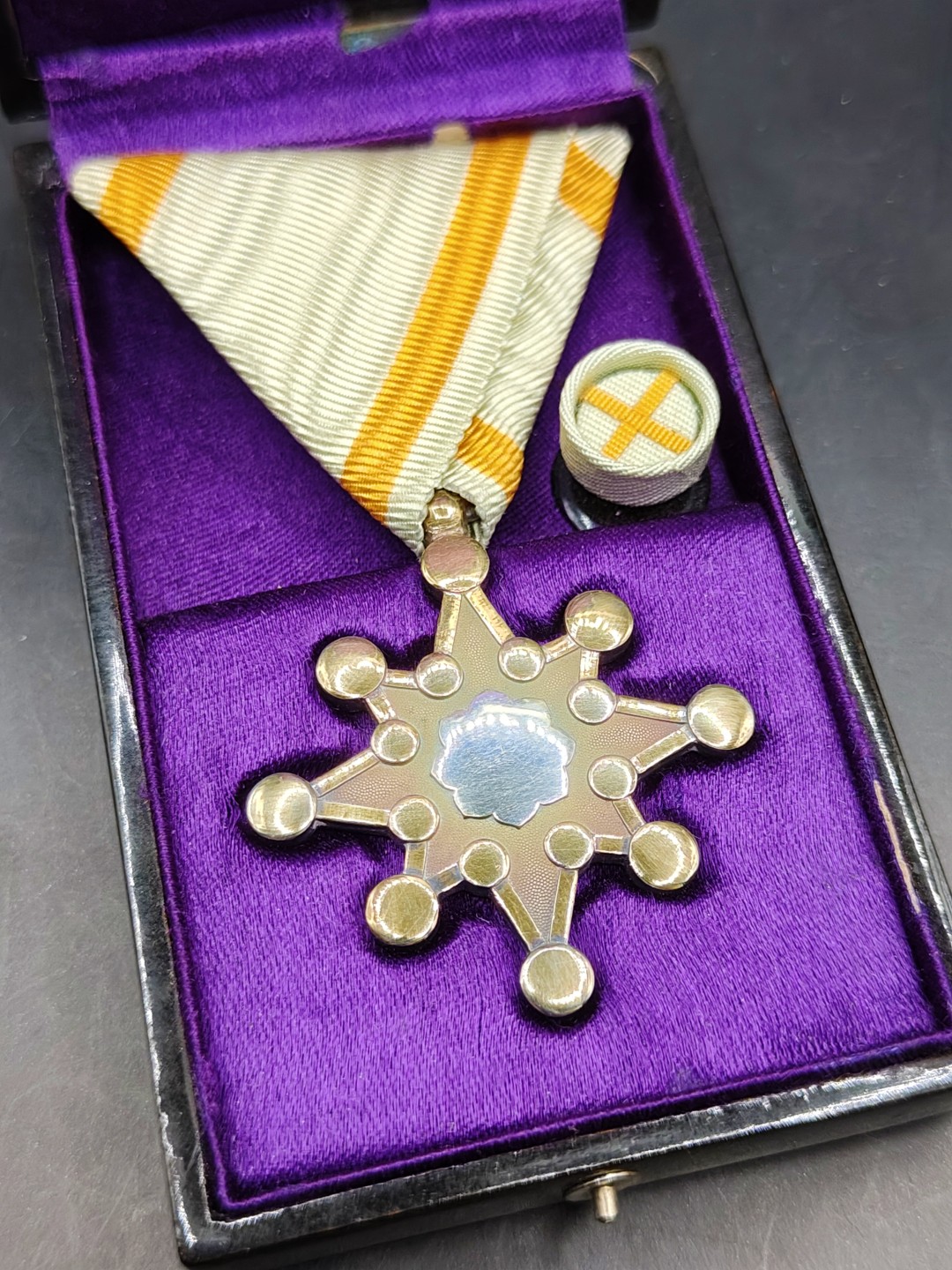 全场0元起拍 第47期 咸鱼国勋章拍卖专场 4月16日（周日）下午6：00开始 美品 日本二战时期 七等瑞宝章 银制带盒略 