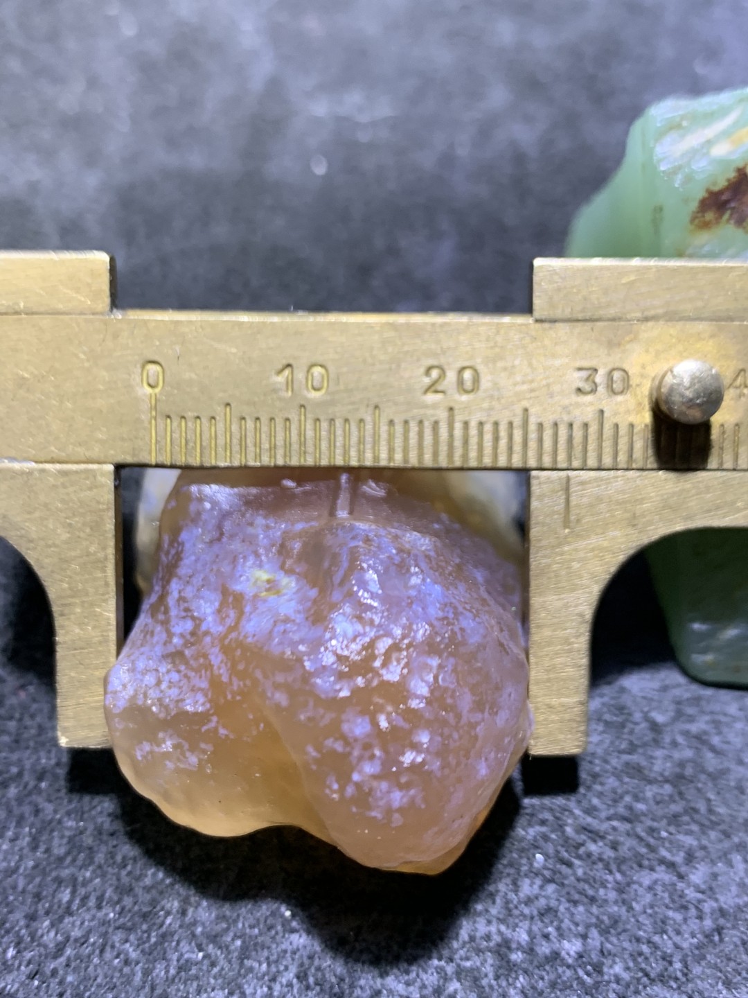 放福利！精美天然糖心孔洞料阿拉善玛瑙原石手工雕刻佛字把件（吊坠）一颗，