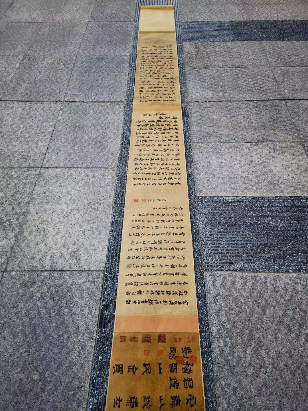 金农绢本书法长卷。金农（1687年—1763年），男，字寿门、司农、吉金，号冬心先生。清代书画家，扬州八怪之首。 金农绢本书法长卷。金农（1687年—1763年），男，字寿门、司农、吉金，号冬心先生。清代书画家，扬州八怪之首。