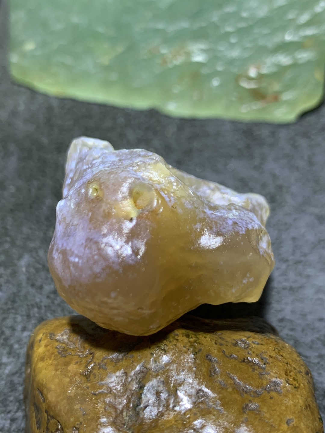 放福利！精美天然糖心孔洞料阿拉善玛瑙原石手工雕刻佛字把件（吊坠）一颗，