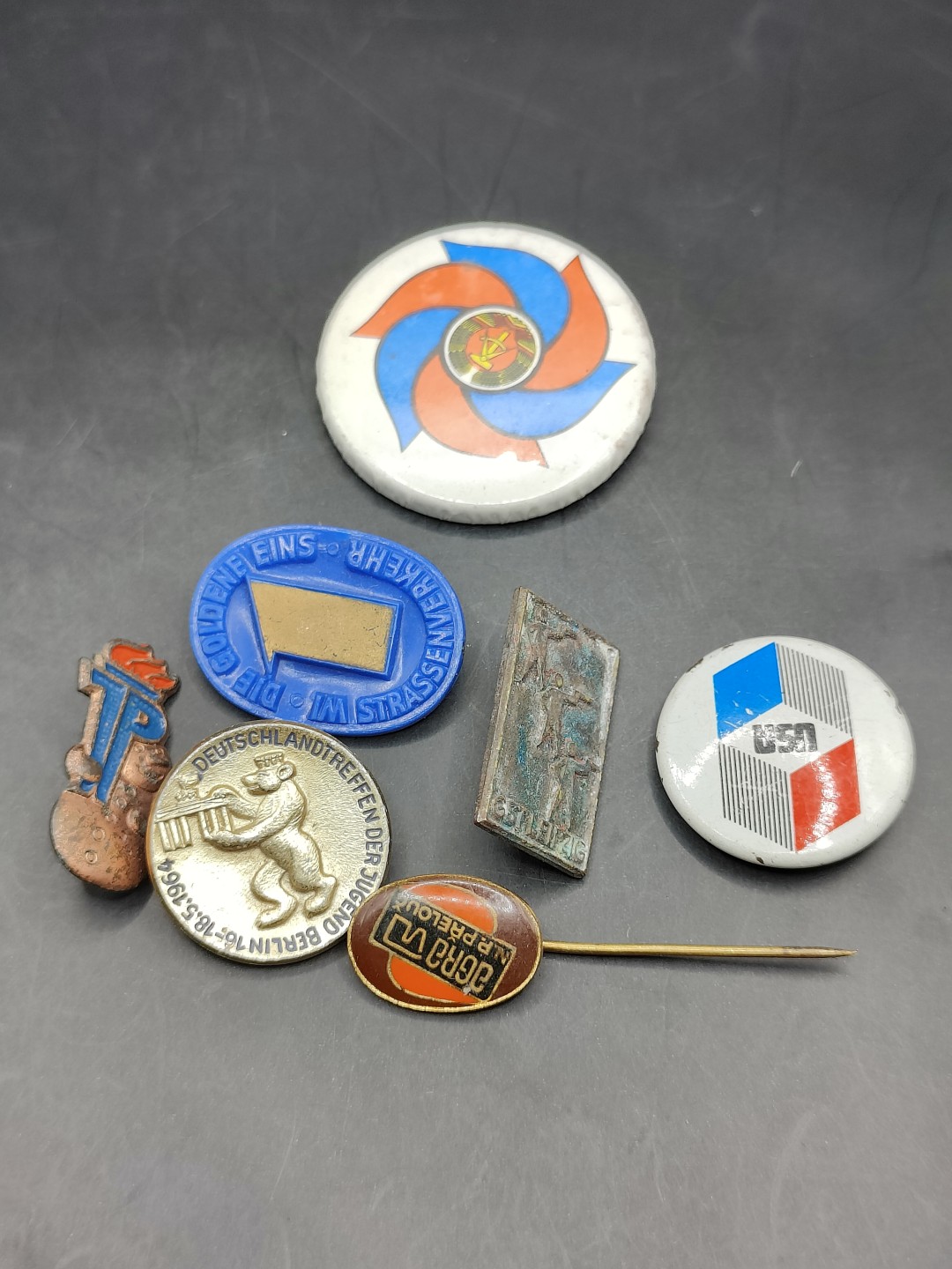 全场0元起拍 第47期 咸鱼国勋章拍卖专场 4月16日（周日）下午6：00开始 东德徽章一组 7个