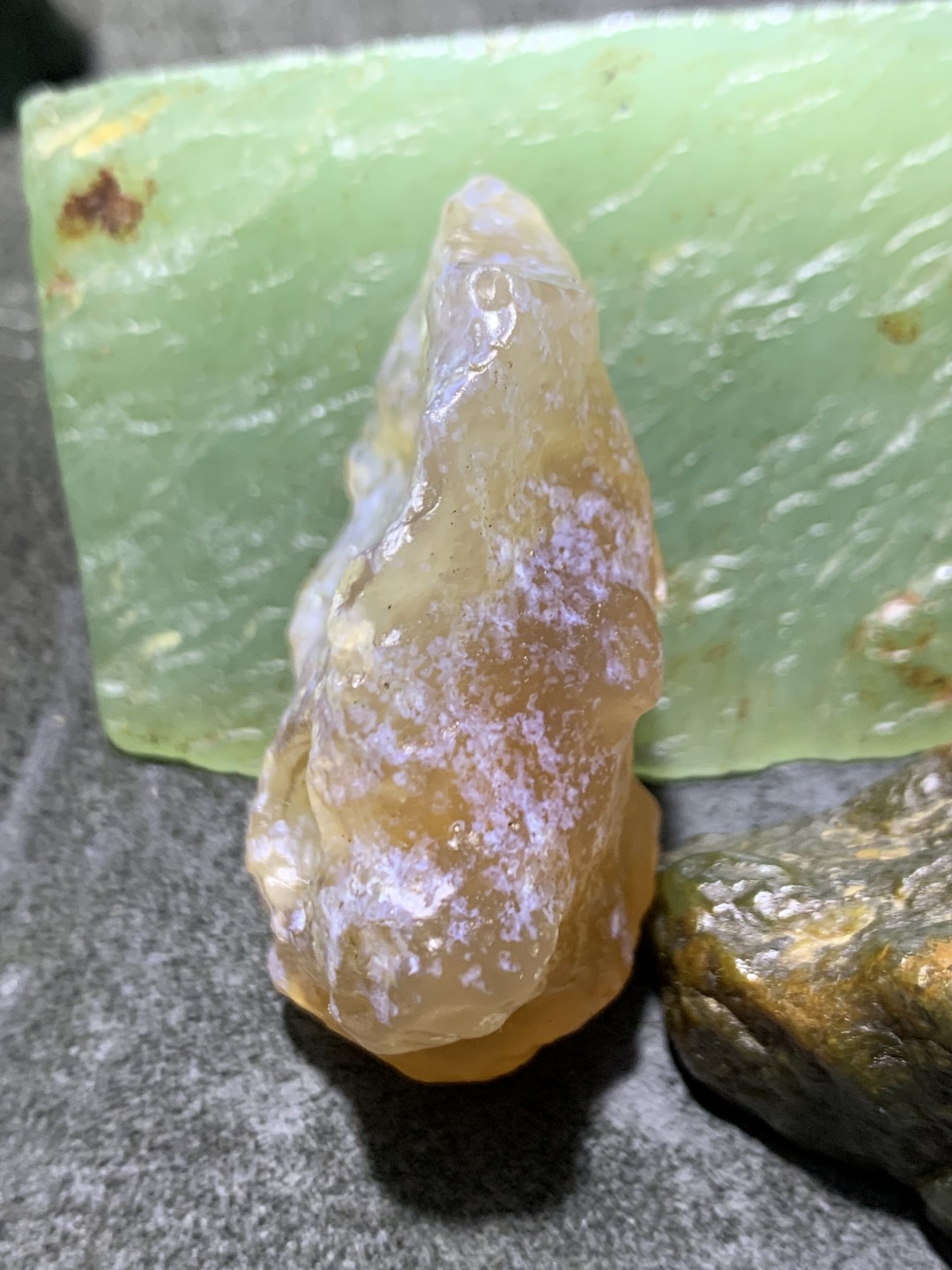 放福利！精美天然糖心孔洞料阿拉善玛瑙原石手工雕刻佛字把件（吊坠）一颗，