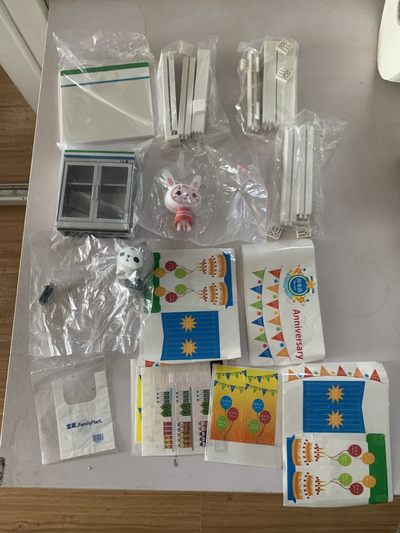 零元拍：全家Family mart 官方小人仔两枚及微缩冷饮柜 送一堆小配件和贴纸。全新无包装。 - 零元拍：全家Family mart 官方小人仔两枚及微缩冷饮柜 送一堆小配件和贴纸。全新无包装。