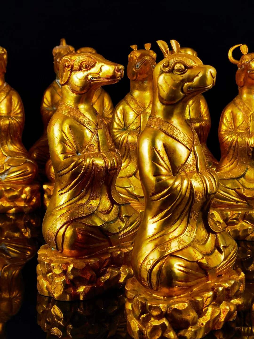 唐·贞观铜鎏金『十二生肖』摆件，通体鎏纯金，錾刻精美图案，满工。保存完好。高24宽12.5公分，单个重4.12斤。