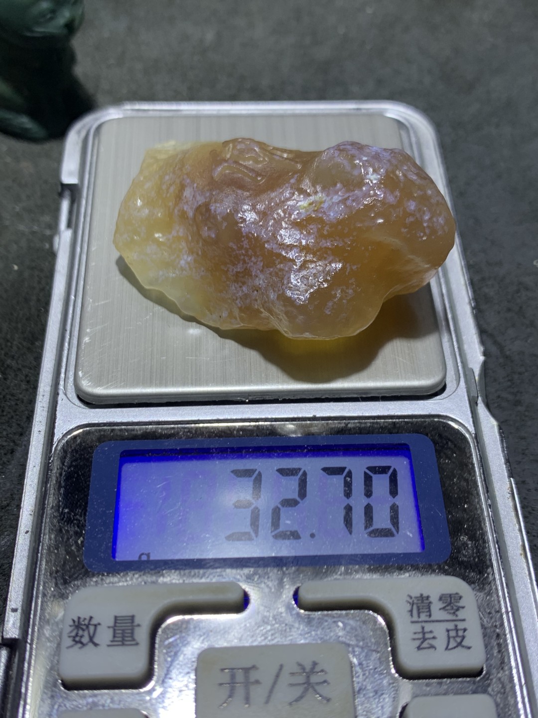 放福利！精美天然糖心孔洞料阿拉善玛瑙原石手工雕刻佛字把件（吊坠）一颗，