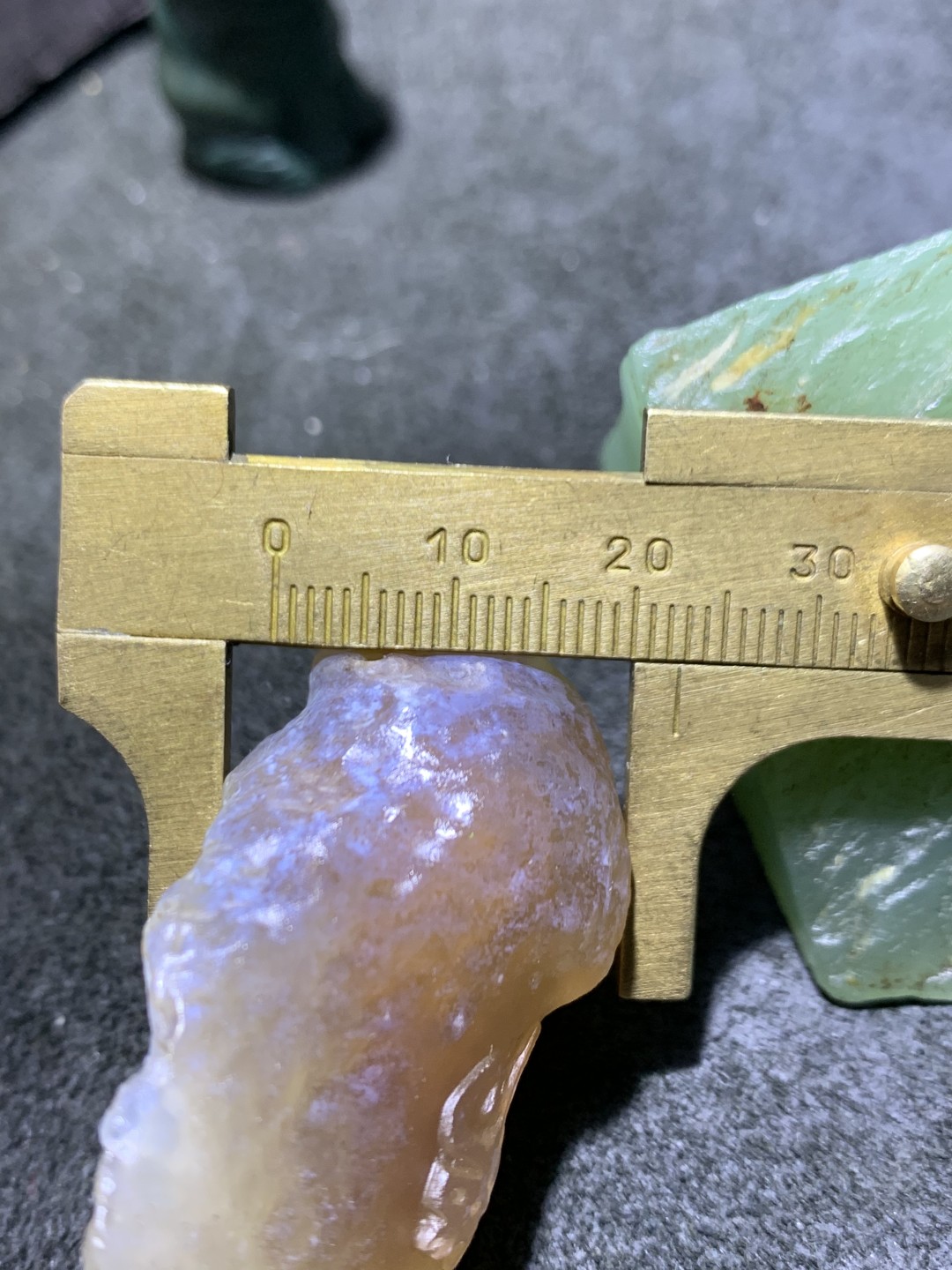 放福利！精美天然糖心孔洞料阿拉善玛瑙原石手工雕刻佛字把件（吊坠）一颗，