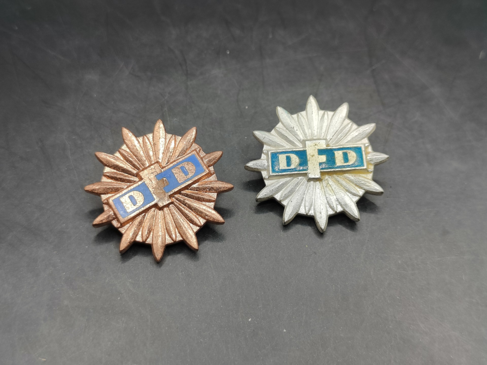 全场0元起拍 第47期 咸鱼国勋章拍卖专场 4月16日（周日）下午6：00开始 东德民主妇女联盟奖章两个