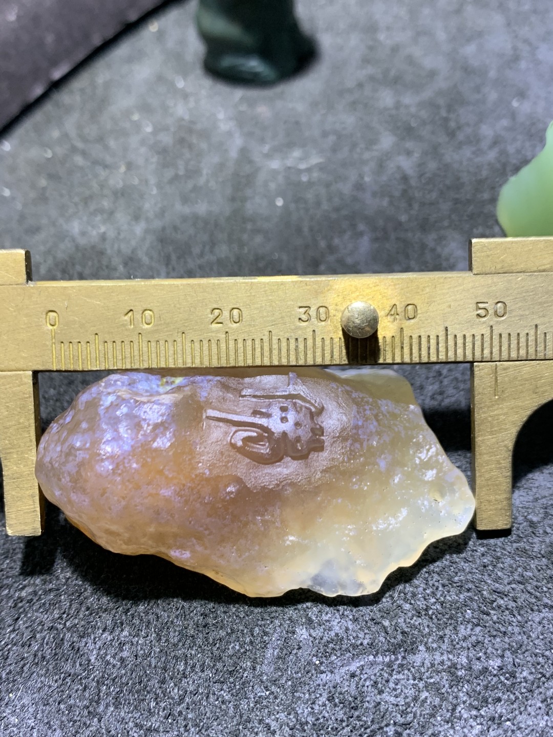 放福利！精美天然糖心孔洞料阿拉善玛瑙原石手工雕刻佛字把件（吊坠）一颗，