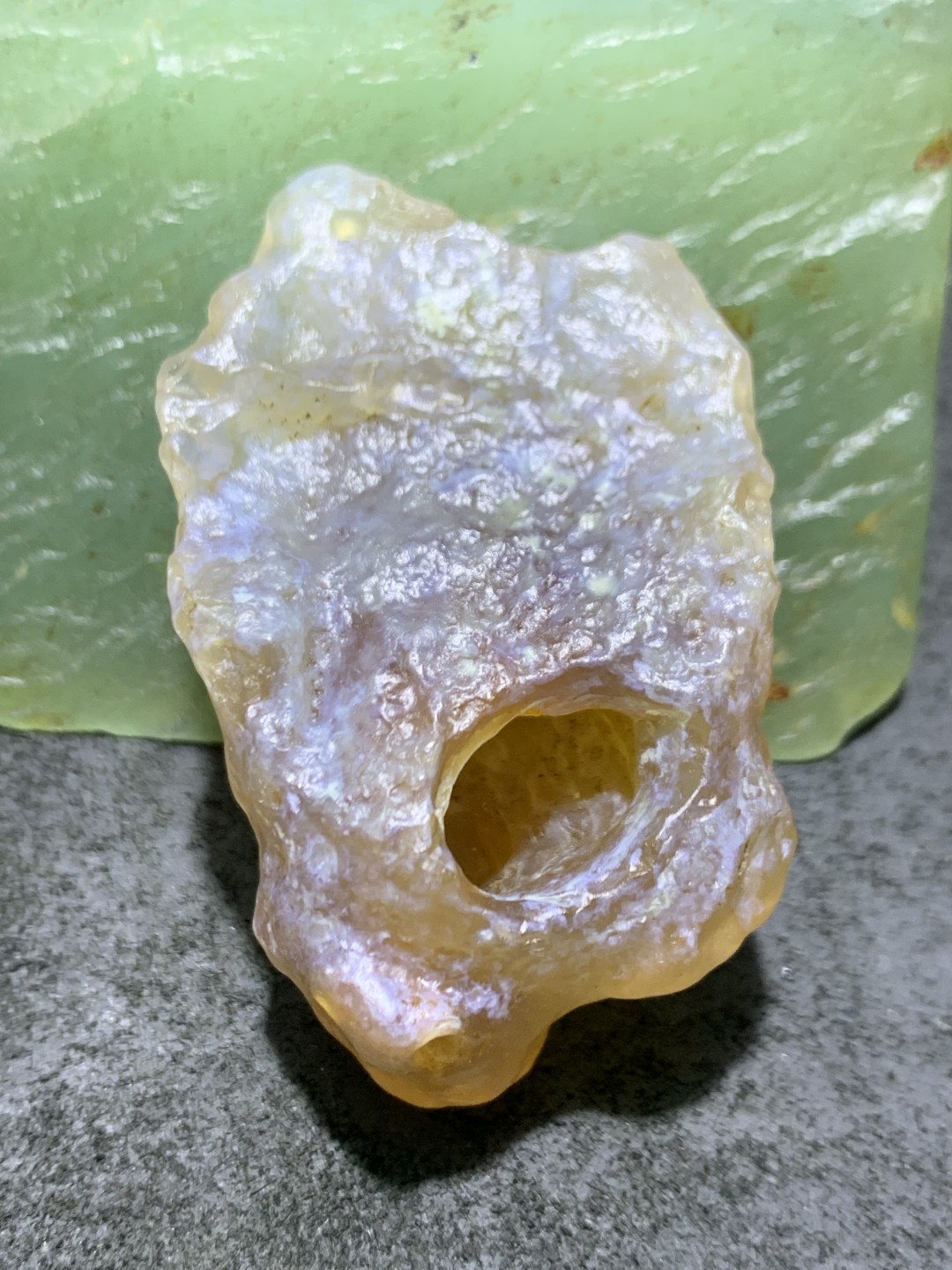 放福利！精美天然糖心孔洞料阿拉善玛瑙原石手工雕刻佛字把件（吊坠）一颗，