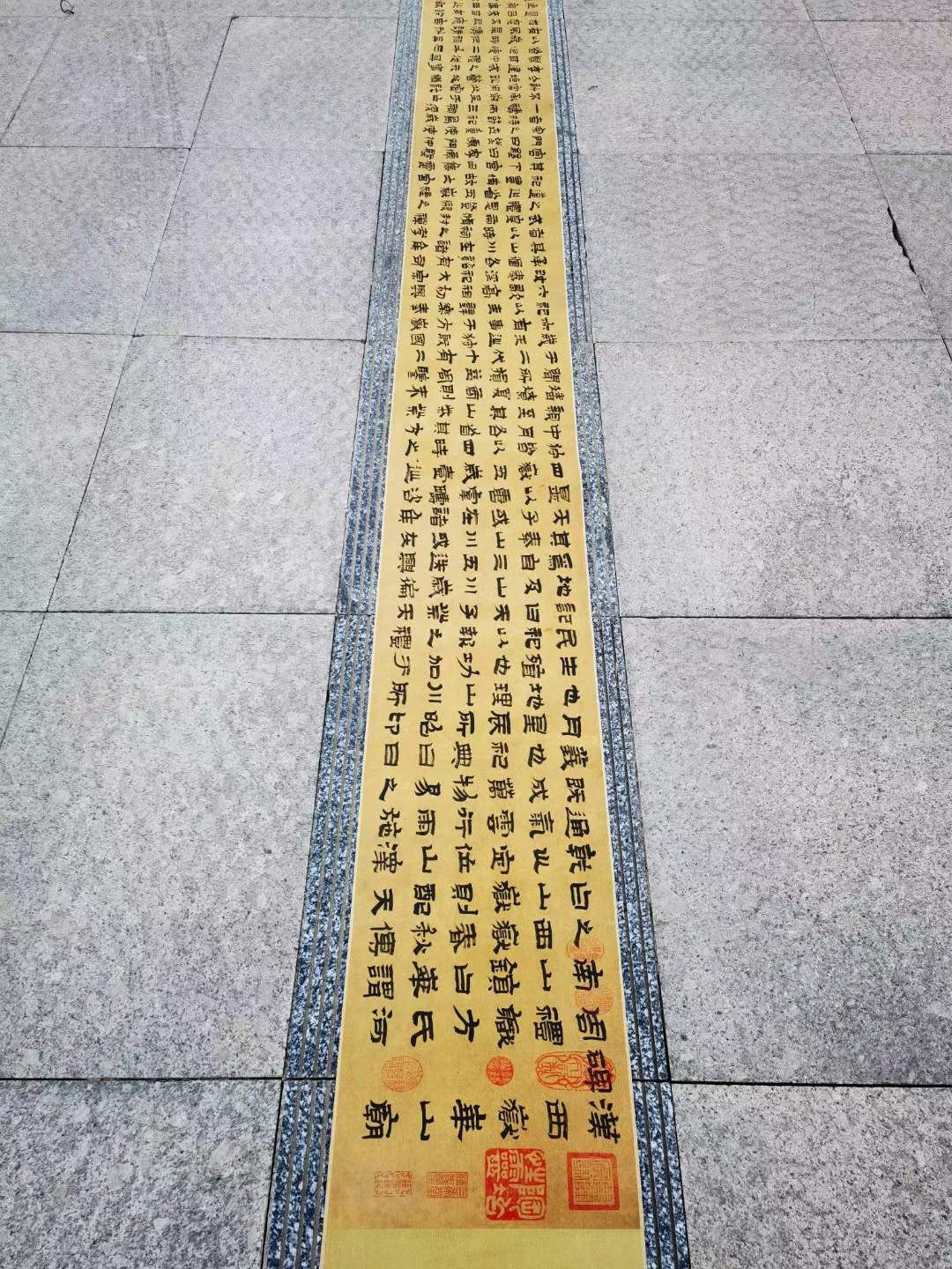 金农绢本书法长卷。金农（1687年—1763年），男，字寿门、司农、吉金，号冬心先生。清代书画家，扬州八怪之首。 金农绢本书法长卷。金农（1687年—1763年），男，字寿门、司农、吉金，号冬心先生。清代书画家，扬州八怪之首。