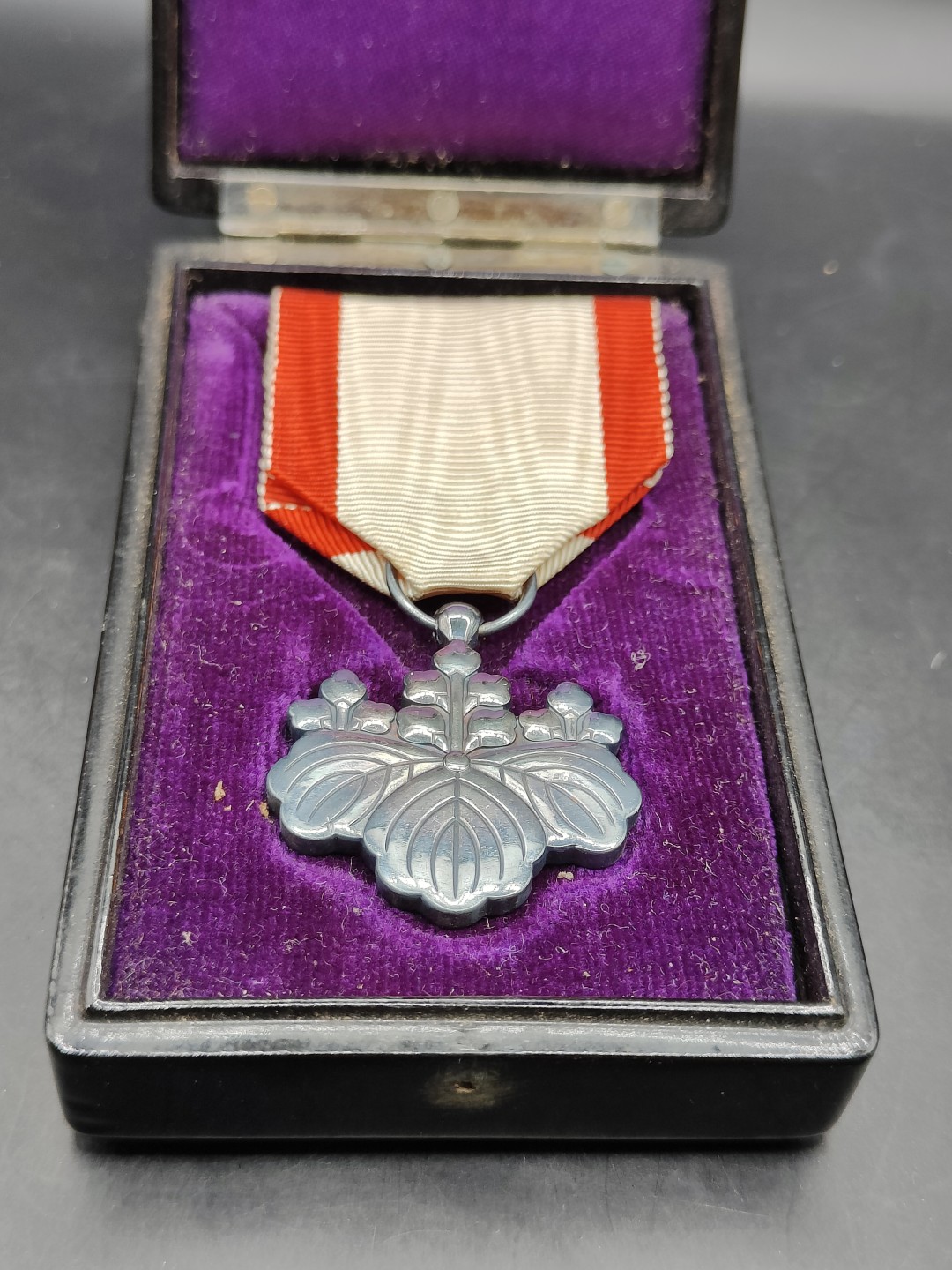 全场0元起拍 第47期 咸鱼国勋章拍卖专场 4月16日（周日）下午6：00开始 日本二战时期 八等白叶章 银制带盒