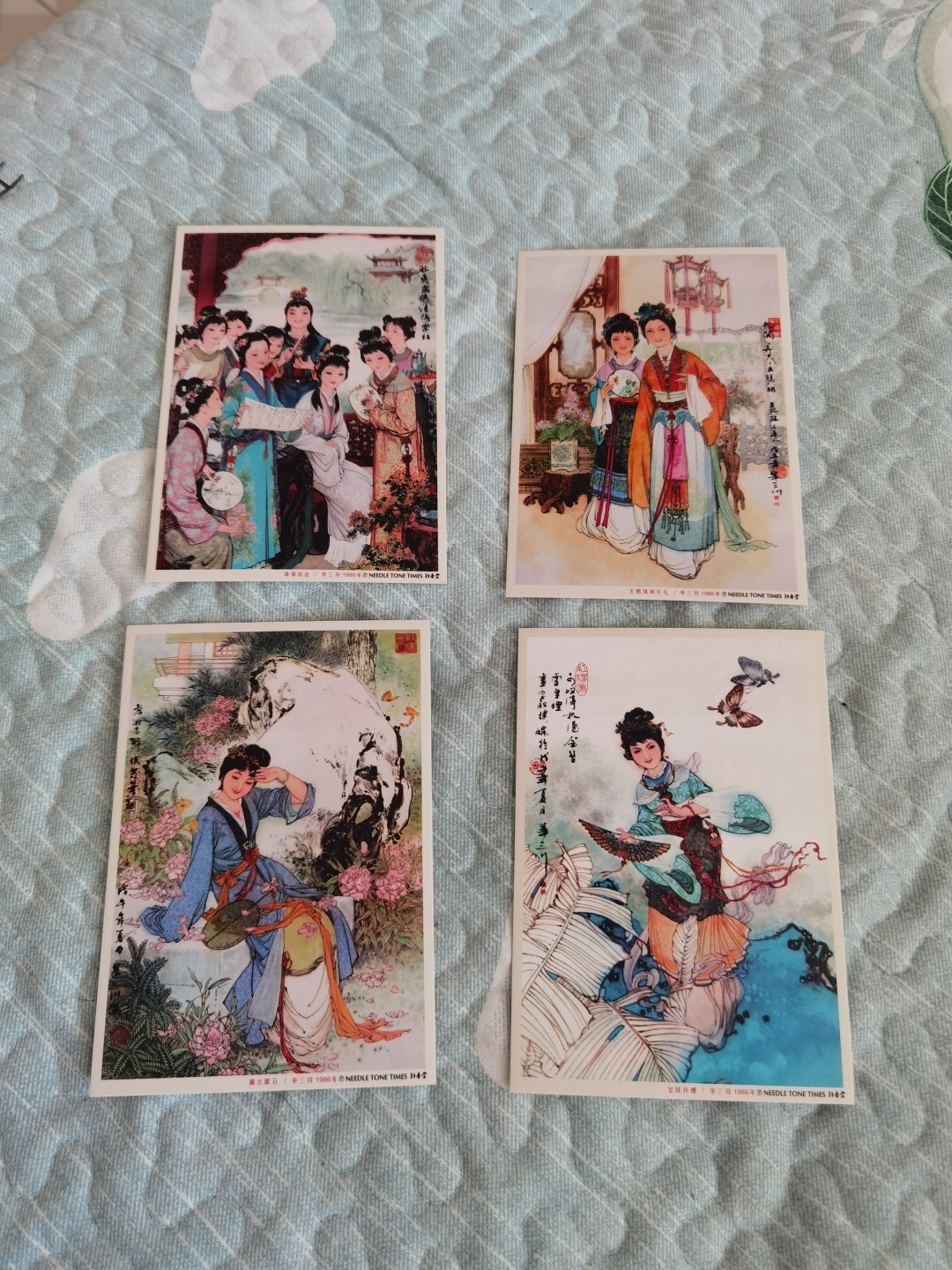 八零年代年画明信片，低价出售，早年收藏的，保存完好，全新，题材红楼梦，一套十二张，由多名老师绘制，喜欢的朋友不要错过