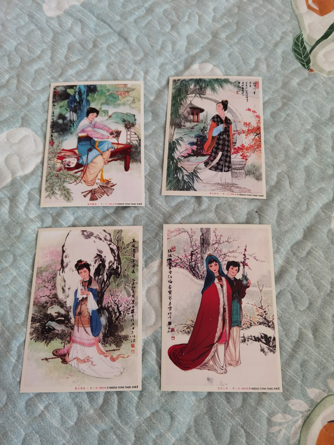八零年代年画明信片，低价出售，早年收藏的，保存完好，全新，题材红楼梦，一套十二张，由多名老师绘制，喜欢的朋友不要错过