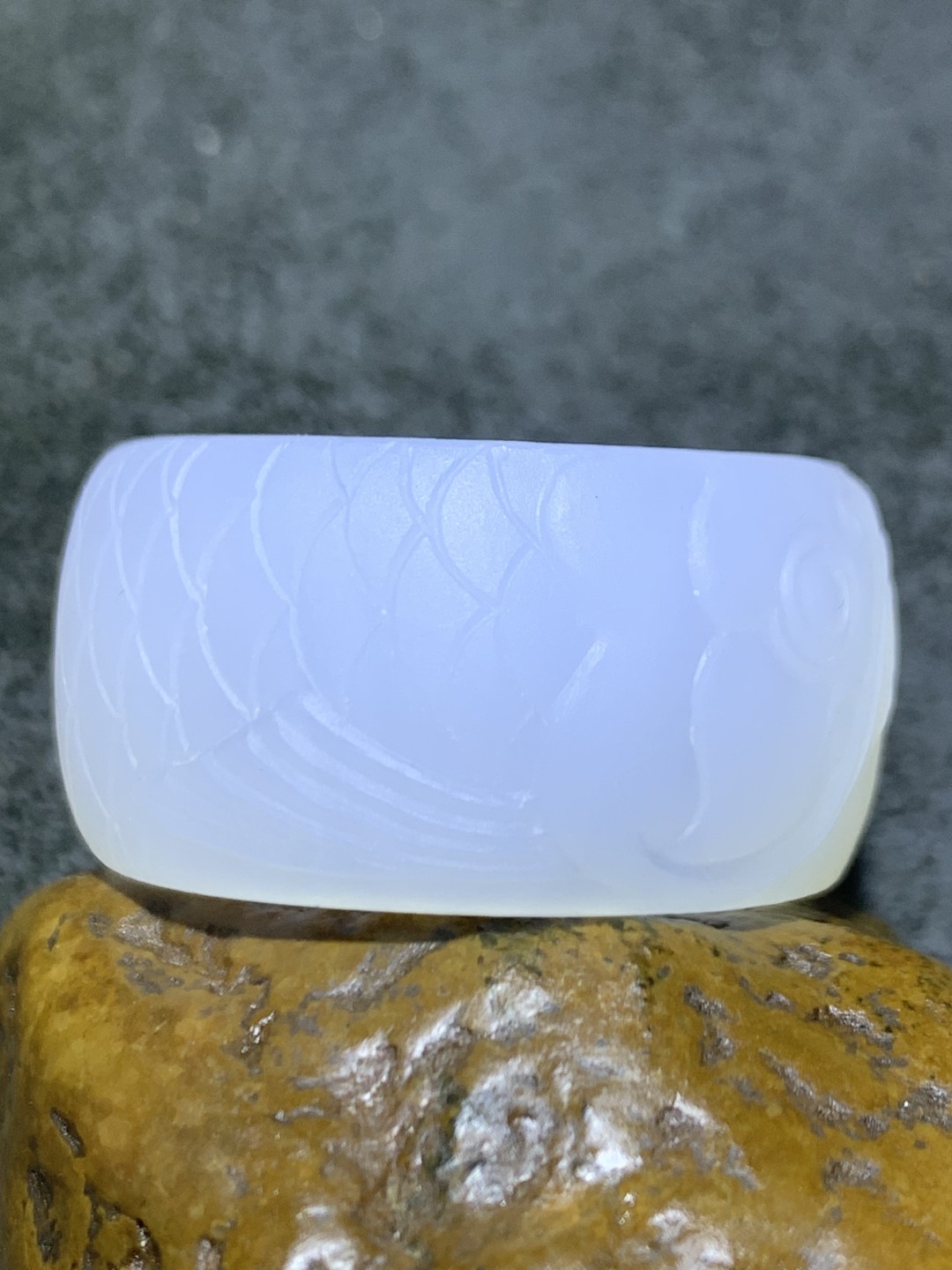 精美亚光高玉化海洋玉髓手工雕刻银龙鱼扳指一个！