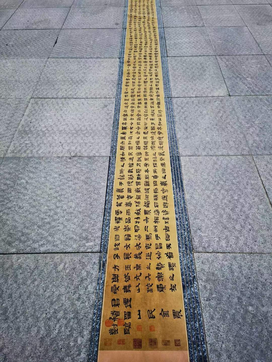 金农绢本书法长卷。金农（1687年—1763年），男，字寿门、司农、吉金，号冬心先生。清代书画家，扬州八怪之首。 金农绢本书法长卷。金农（1687年—1763年），男，字寿门、司农、吉金，号冬心先生。清代书画家，扬州八怪之首。