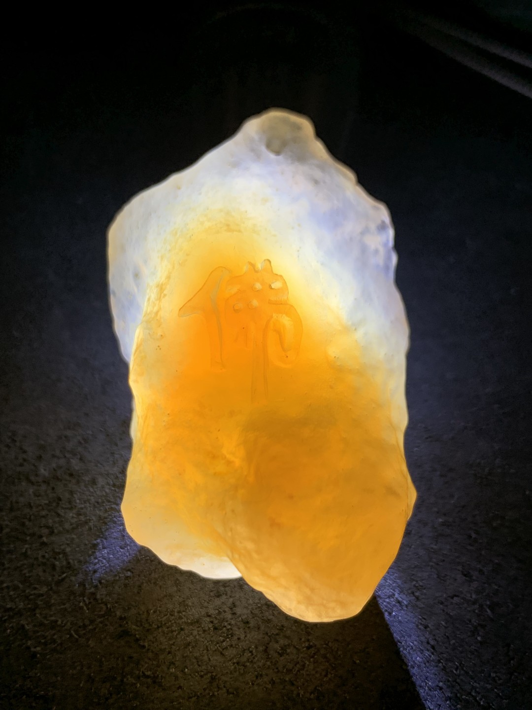 放福利！精美天然糖心孔洞料阿拉善玛瑙原石手工雕刻佛字把件（吊坠）一颗，