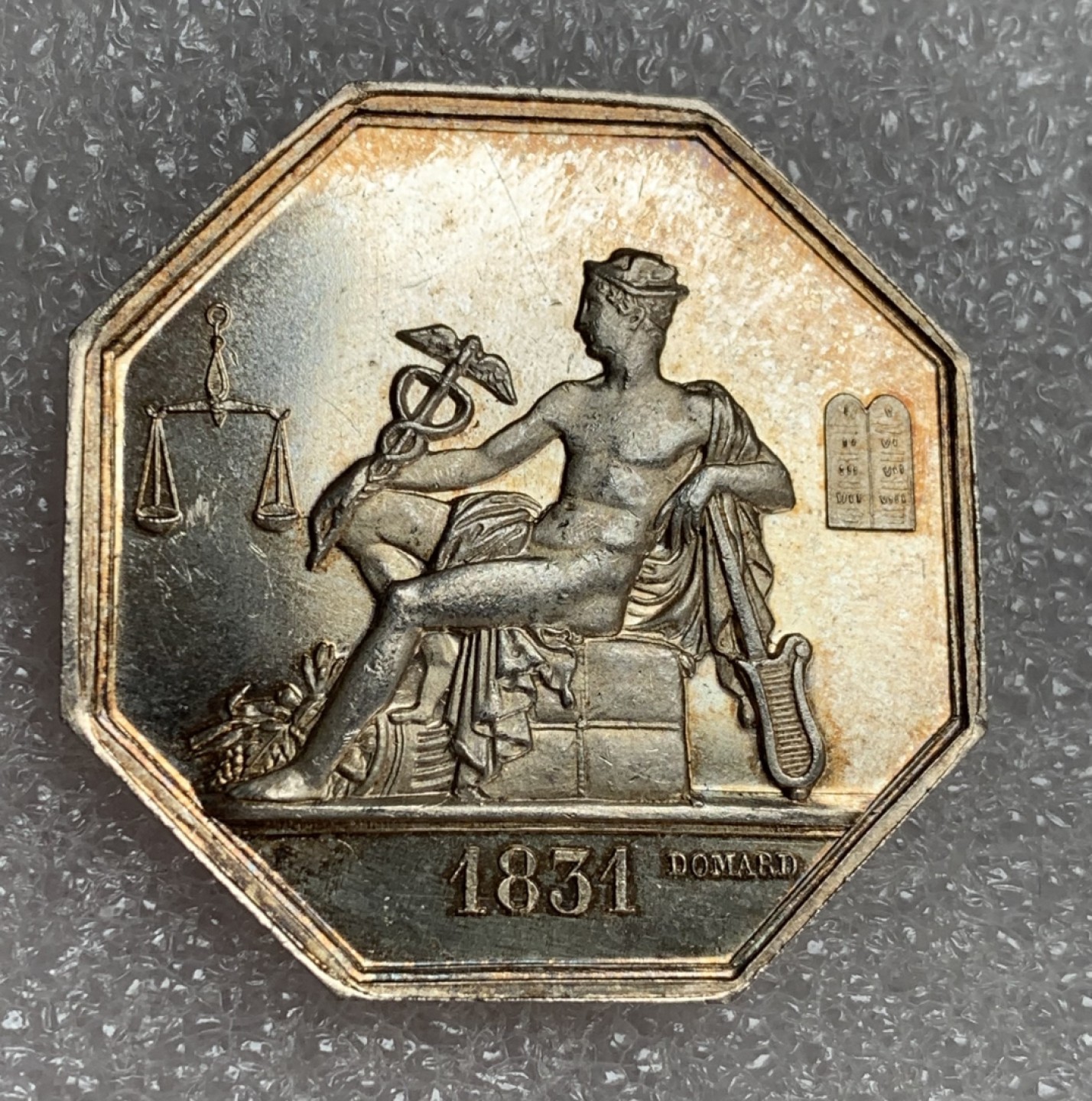 瓶子🏺第87期拍卖会 法国1831年墨丘利商务部JETON银质八角  带彩带光高分状态  32mm  16.25g