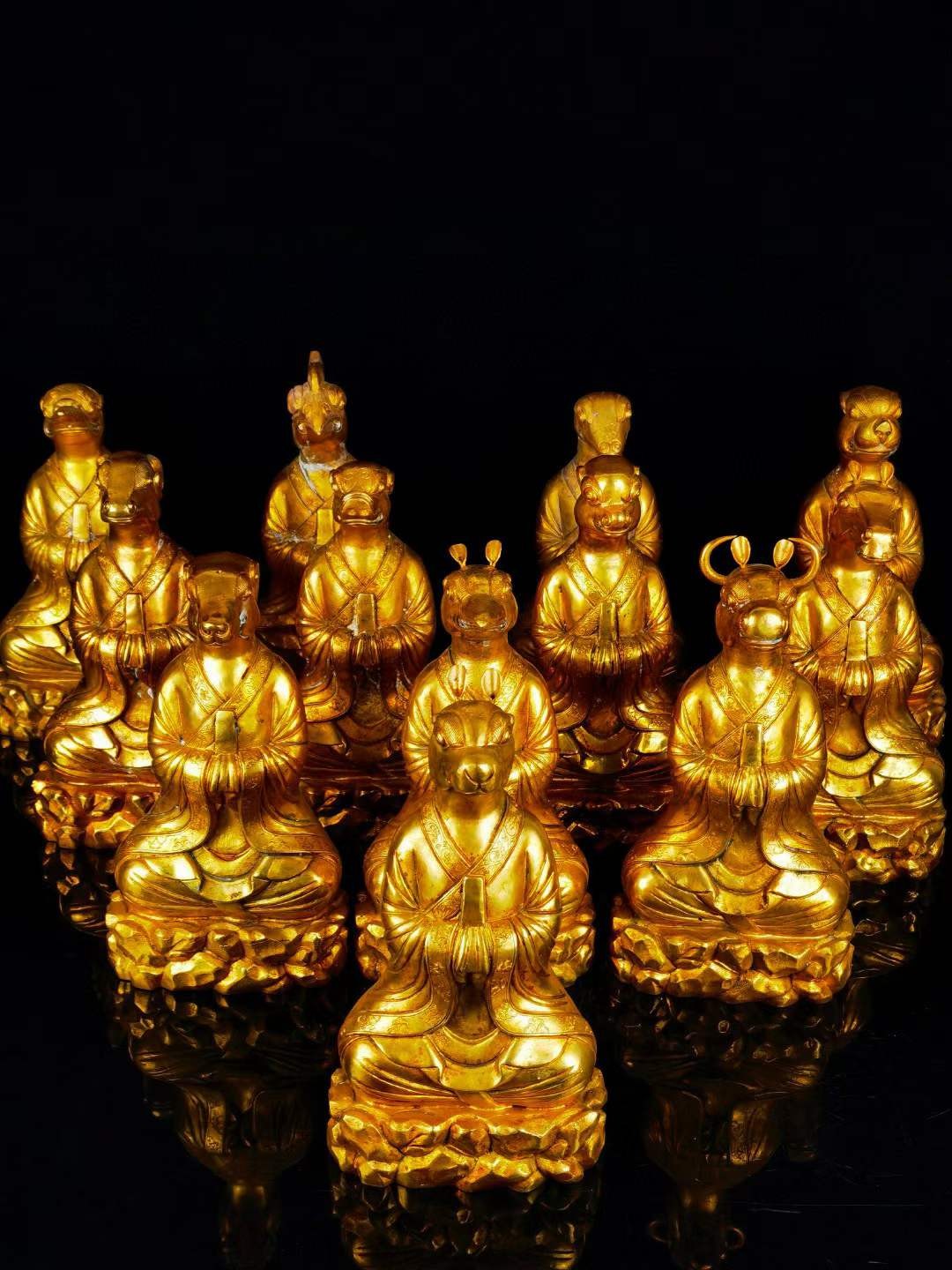 唐·贞观铜鎏金『十二生肖』摆件，通体鎏纯金，錾刻精美图案，满工。保存完好。高24宽12.5公分，单个重4.12斤。