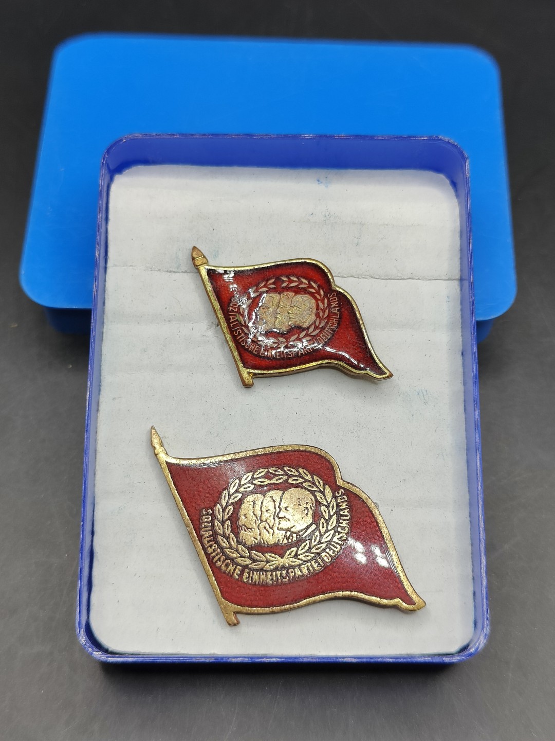 全场0元起拍 第47期 咸鱼国勋章拍卖专场 4月16日（周日）下午6：00开始 东德社会主义统一党珐琅红旗章 带副章