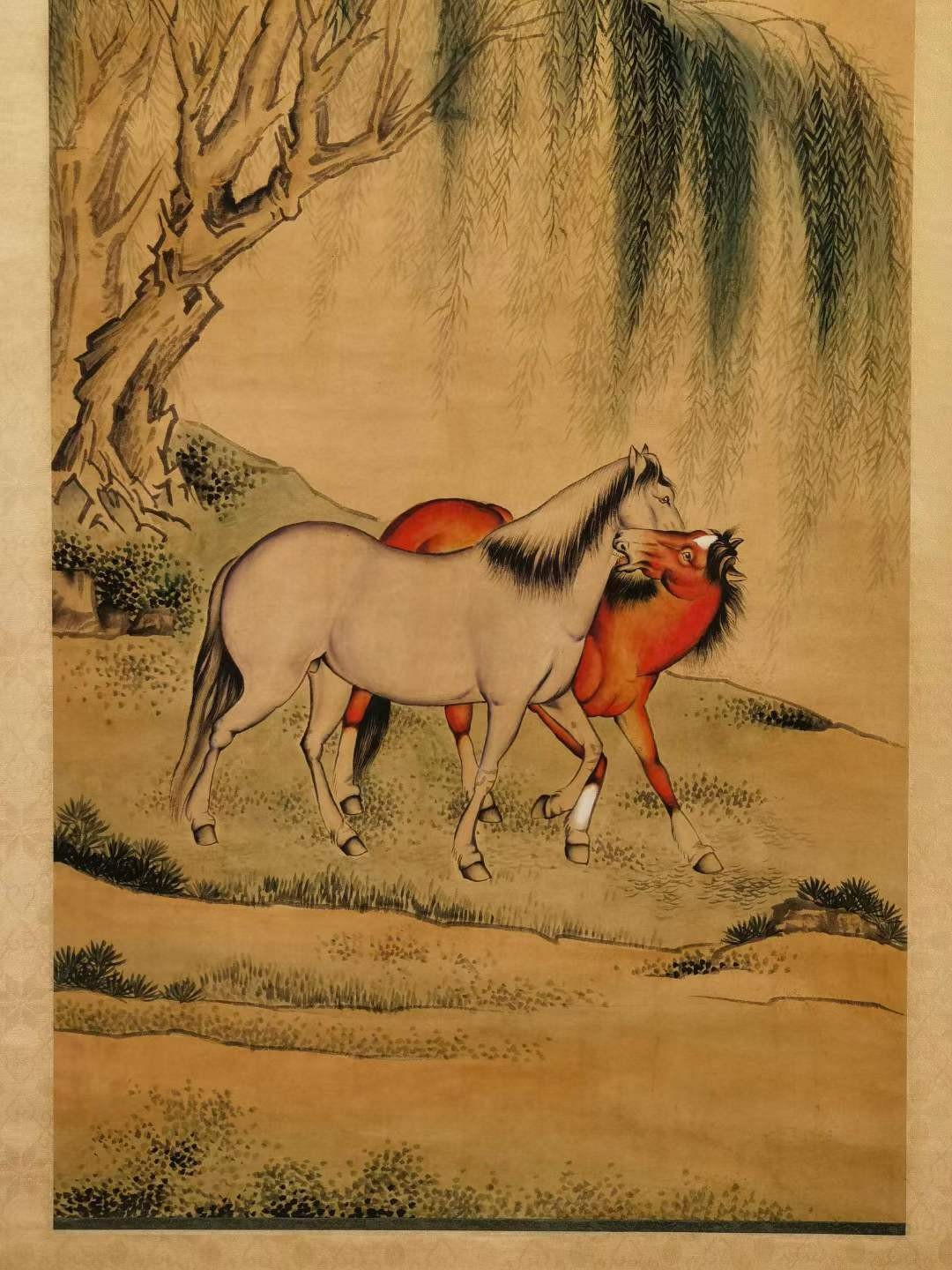 马晋纸本柳溪双骏图立轴。马晋（1900—1970）字伯逸，别名伯远，早年曾用名马锡麟，擅长画马，宗法郎世宁。解放后任北京画院画师。 马晋纸本柳溪双骏图立轴。马晋（1900—1970）字伯逸，别名伯远，早年曾用名马锡麟，擅长画马，宗法郎世宁。解放后任北京画院画师。