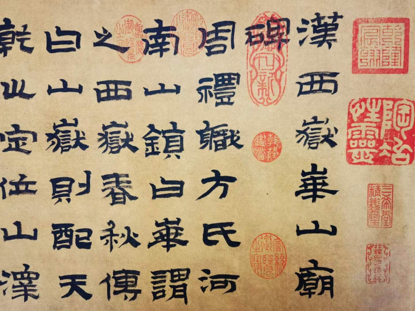 金农绢本书法长卷。金农（1687年—1763年），男，字寿门、司农、吉金，号冬心先生。清代书画家，扬州八怪之首。 金农绢本书法长卷。金农（1687年—1763年），男，字寿门、司农、吉金，号冬心先生。清代书画家，扬州八怪之首。