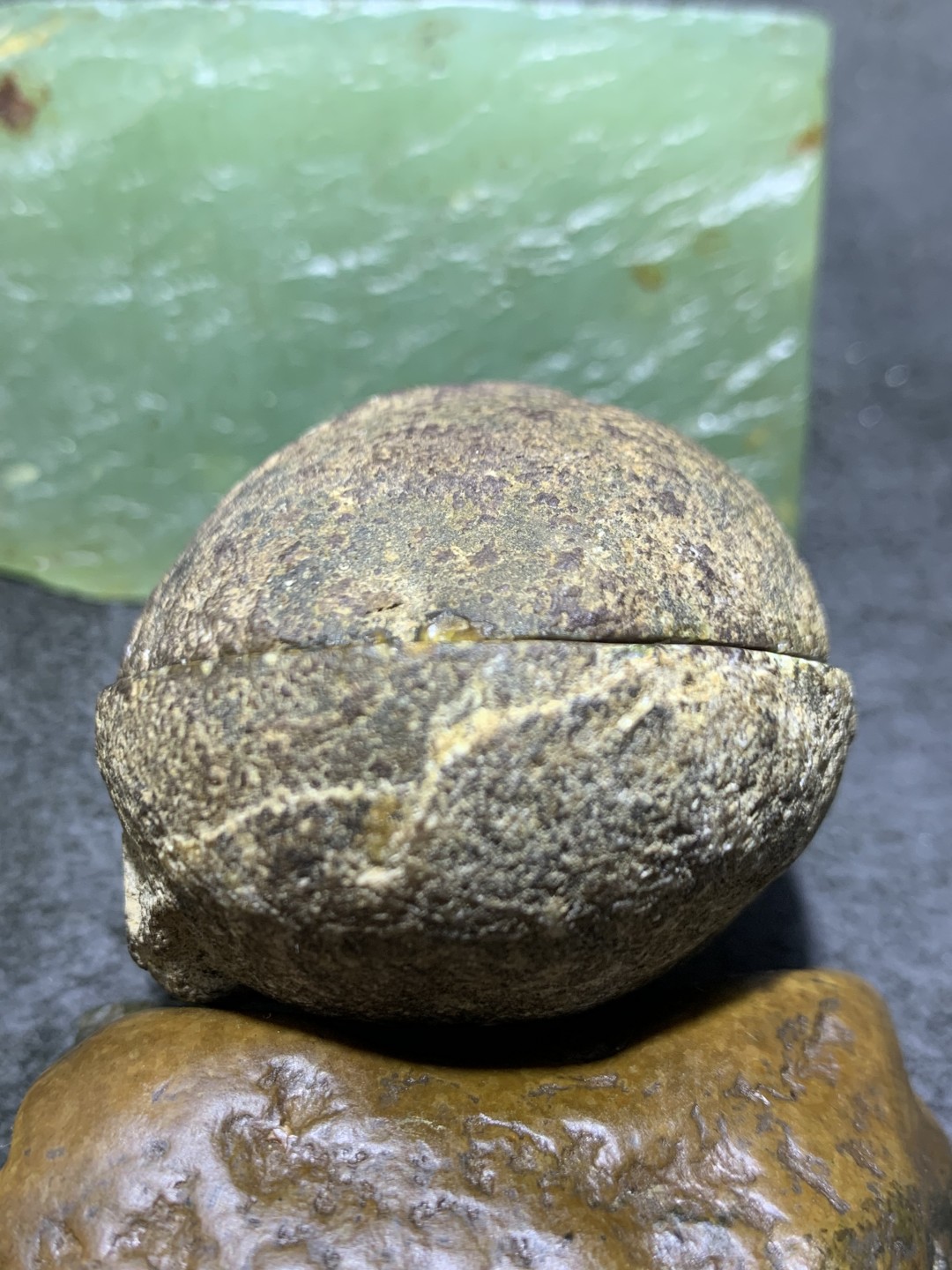 精美原皮战国红玛瑙对切原石象形摆件一对，