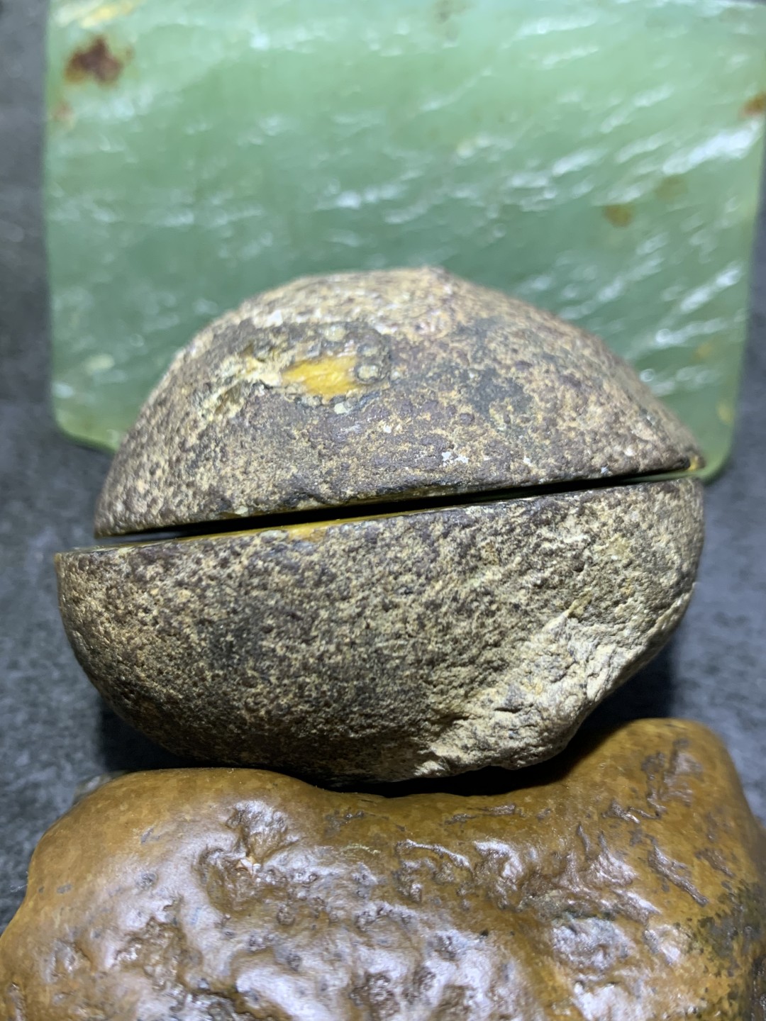 精美原皮战国红玛瑙对切原石象形摆件一对，