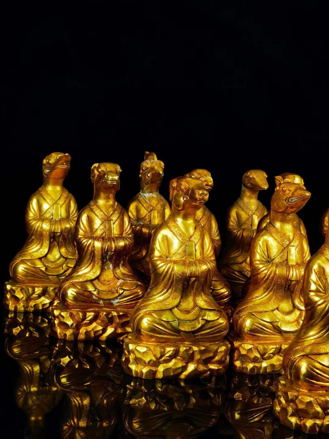 唐·贞观铜鎏金『十二生肖』摆件，通体鎏纯金，錾刻精美图案，满工。保存完好。高24宽12.5公分，单个重4.12斤。