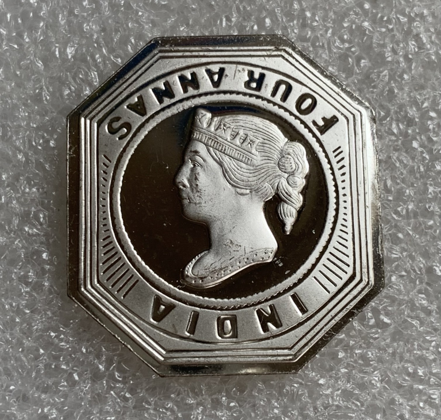 瓶子🏺第87期拍卖会 英属印度1854年维多利亚4安娜银质邮票  世界邮政后铸  9.13g