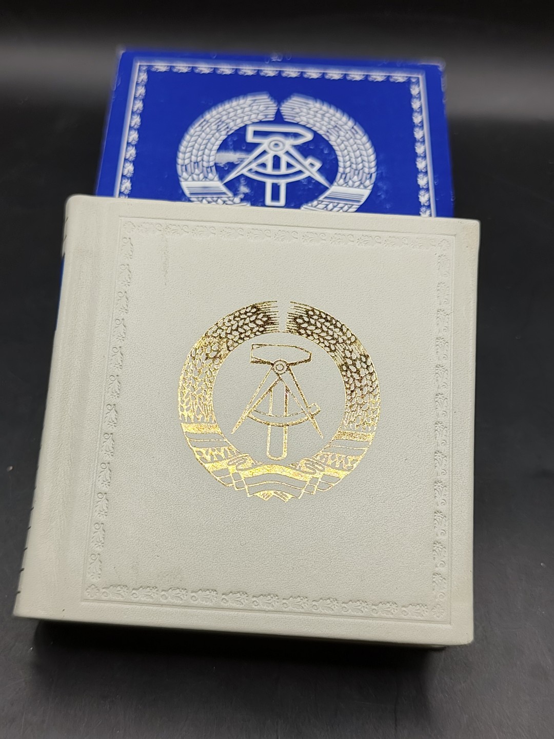 全场0元起拍 第47期 咸鱼国勋章拍卖专场 4月16日（周日）下午6：00开始 东德迷你画册 彩页 小400页