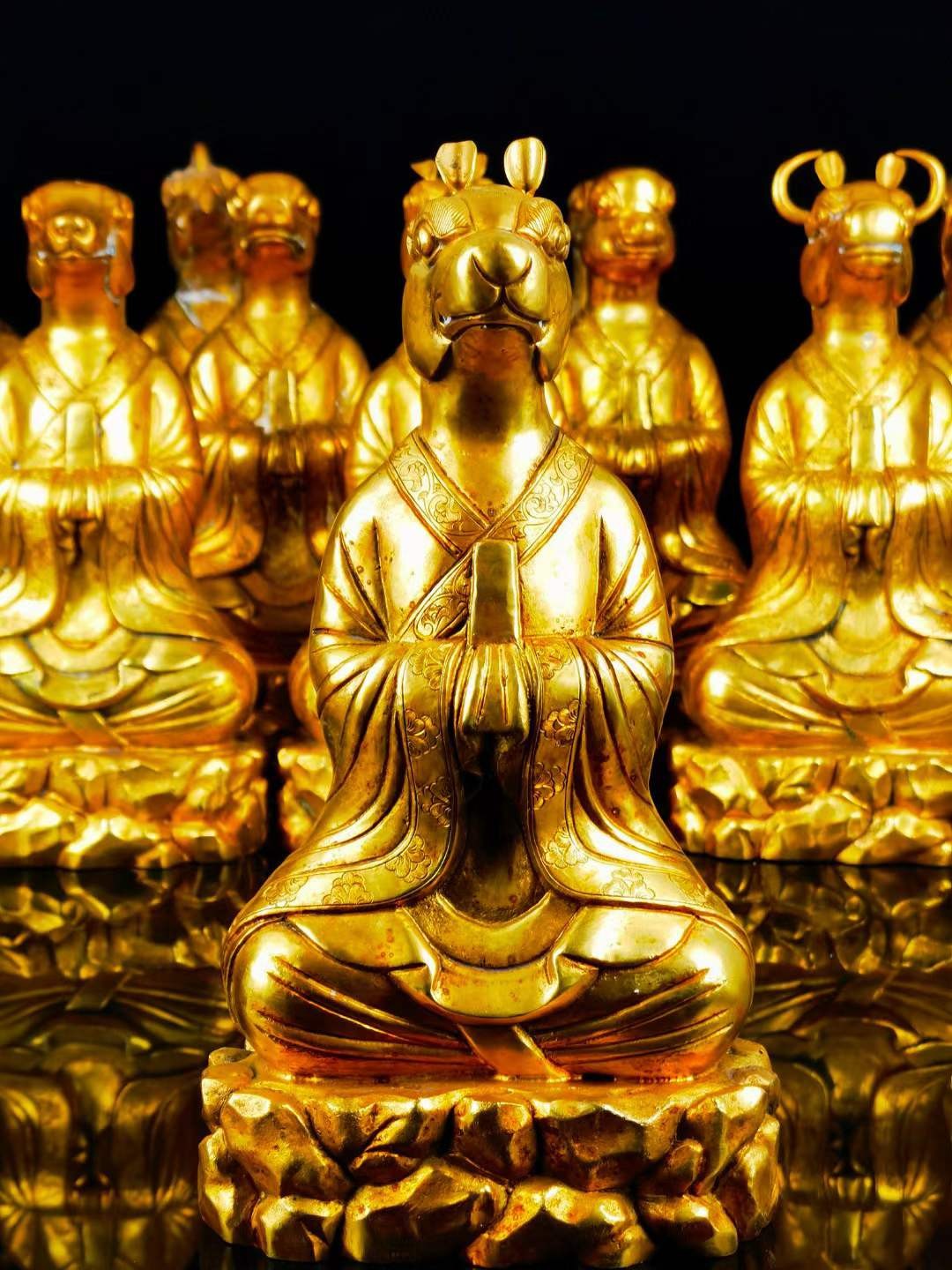 唐·贞观铜鎏金『十二生肖』摆件，通体鎏纯金，錾刻精美图案，满工。保存完好。高24宽12.5公分，单个重4.12斤。