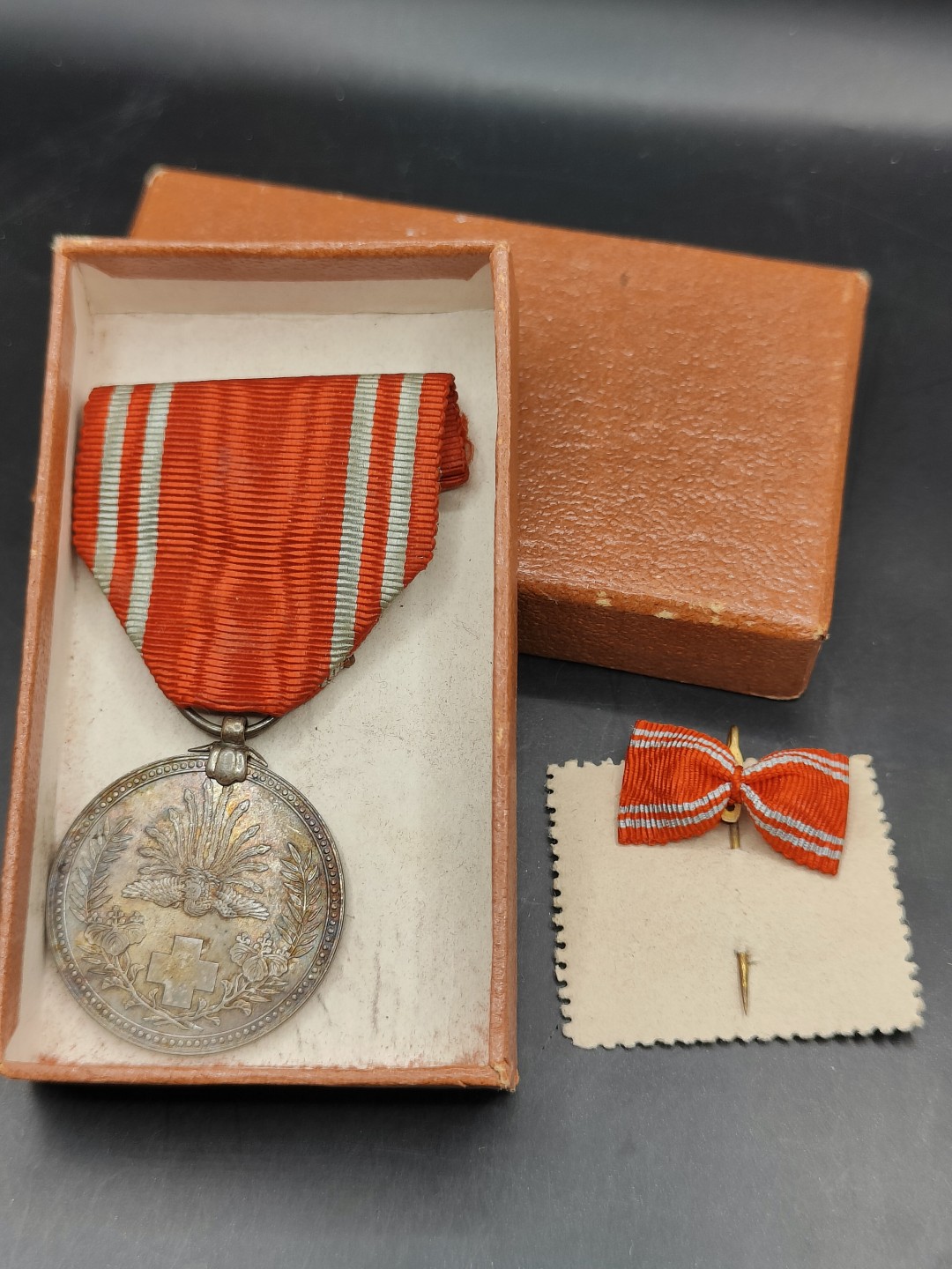 全场0元起拍 第47期 咸鱼国勋章拍卖专场 4月16日（周日）下午6：00开始 赤十字社员章 银制带盒略