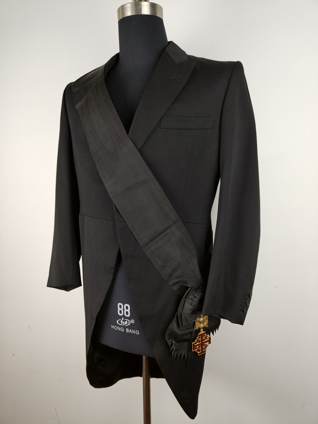 全场0元起拍 第47期 咸鱼国勋章拍卖专场 4月16日（周日）下午6：00开始 日本洋服店定制 纯羊毛晨礼服 可挂勋章 图中勋章为参考品，不在拍卖范围内