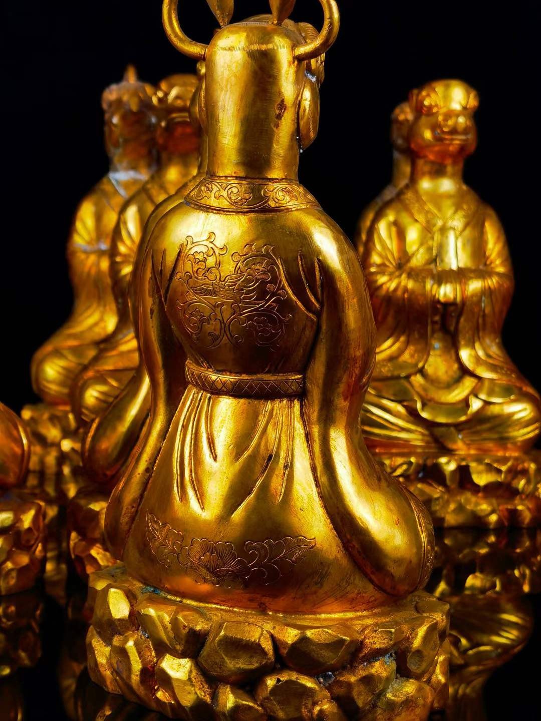 唐·贞观铜鎏金『十二生肖』摆件，通体鎏纯金，錾刻精美图案，满工。保存完好。高24宽12.5公分，单个重4.12斤。