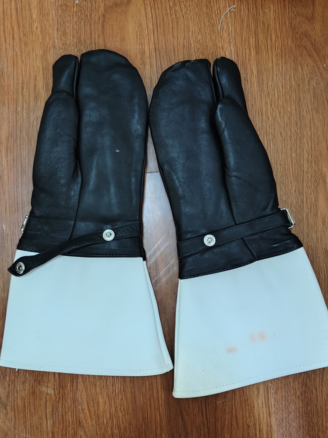 全场0元起拍 第47期 咸鱼国勋章拍卖专场 4月16日（周日）下午6：00开始 东德宪兵摩托车骑行手套