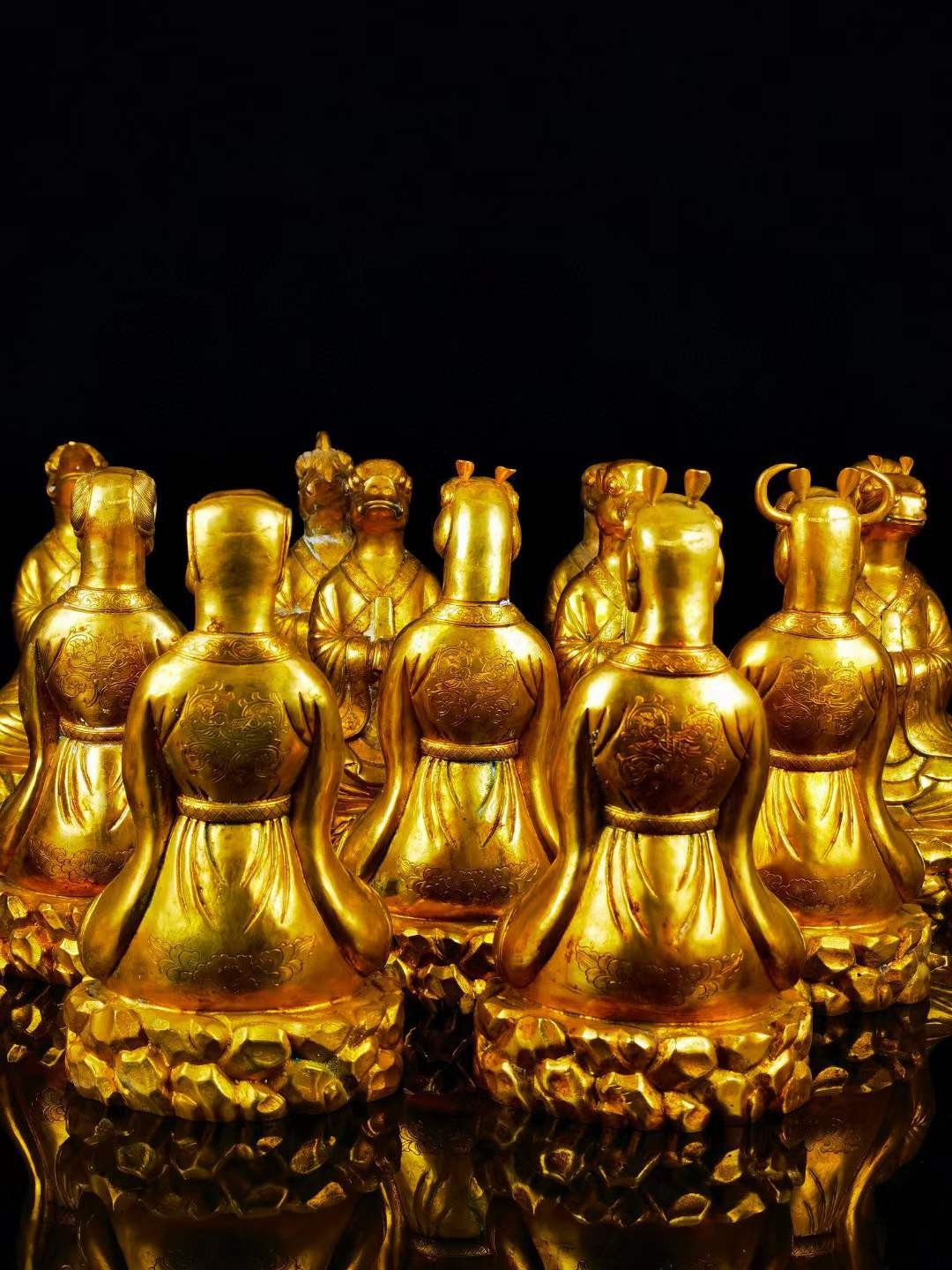 唐·贞观铜鎏金『十二生肖』摆件，通体鎏纯金，錾刻精美图案，满工。保存完好。高24宽12.5公分，单个重4.12斤。