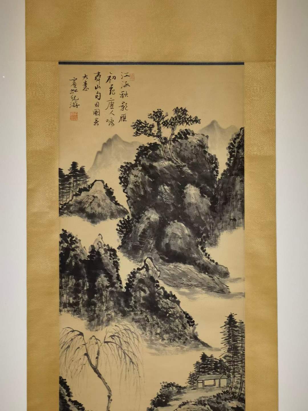 黄宾虹纸本山水立轴。黄宾虹（1865—1955），初名懋质，后改名质，字朴存，号宾虹，中国近现代国画家，擅画山水，山水画一代宗师。 黄宾虹纸本山水立轴。黄宾虹（1865—1955），初名懋质，后改名质，字朴存，号宾虹，中国近现代国画家，擅画山水，山水画一代宗师。