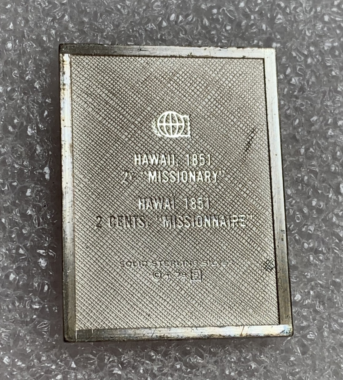 瓶子🏺第87期拍卖会 夏威夷1851年2分银质邮票  世界邮政后铸  30×22mm  11.23g