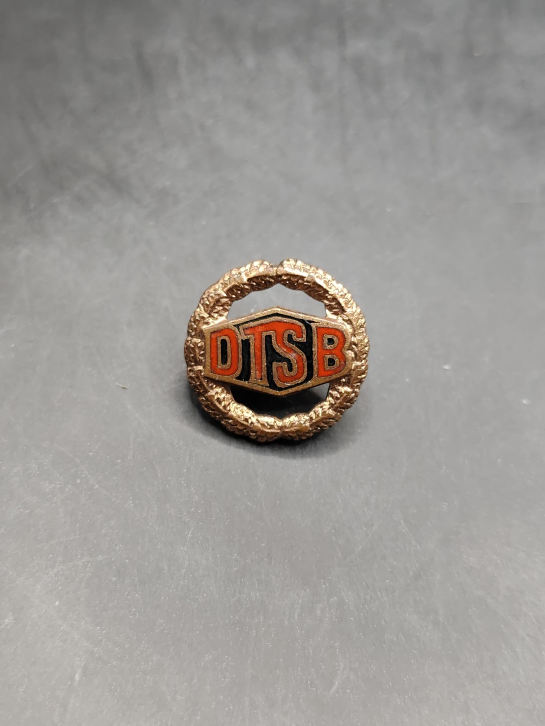 全场0元起拍 第47期 咸鱼国勋章拍卖专场 4月16日（周日）下午6：00开始 东德dtsb珐琅章