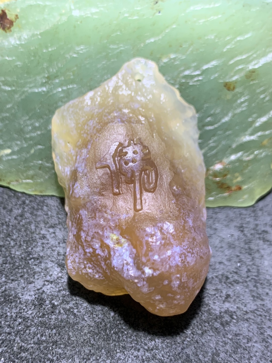 放福利！精美天然糖心孔洞料阿拉善玛瑙原石手工雕刻佛字把件（吊坠）一颗，