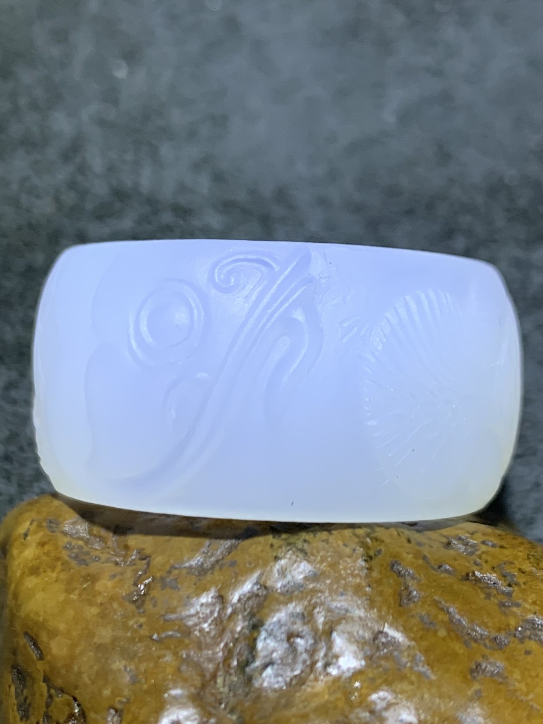 精美亚光高玉化海洋玉髓手工雕刻银龙鱼扳指一个！