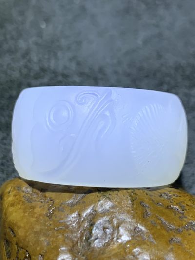 精美亚光高玉化海洋玉髓手工雕刻银龙鱼扳指一个！ - 精美亚光高玉化海洋玉髓手工雕刻银龙鱼扳指一个！