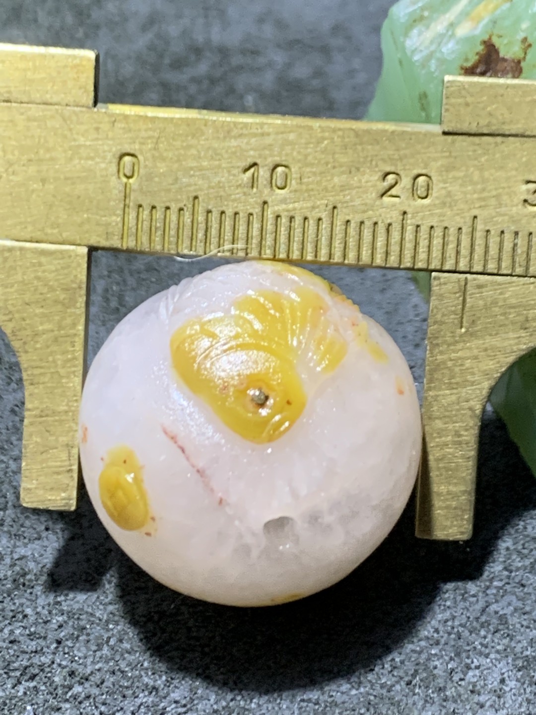 精美冰飘亚光战国红玛瑙手工巧色巧雕富贵有余圆珠一个，