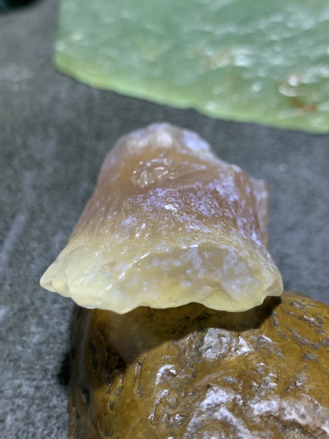 放福利！精美天然糖心孔洞料阿拉善玛瑙原石手工雕刻佛字把件（吊坠）一颗，