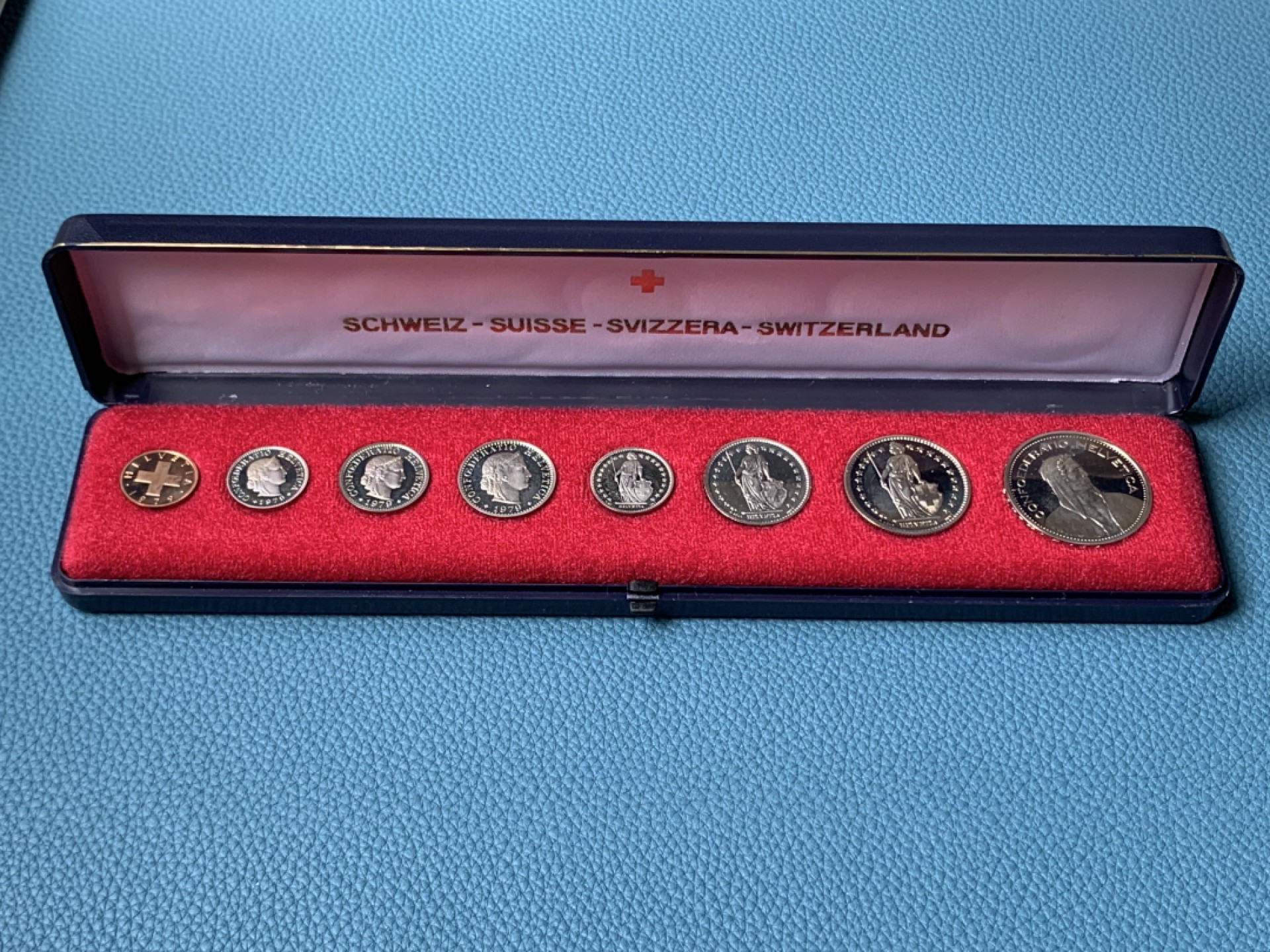 《竞宝斋》第154场-周日，周一，周四 3场 (全场包邮) 瑞士1979年 罕见长盒子包装 八枚套不同面 精制币 非常稀少