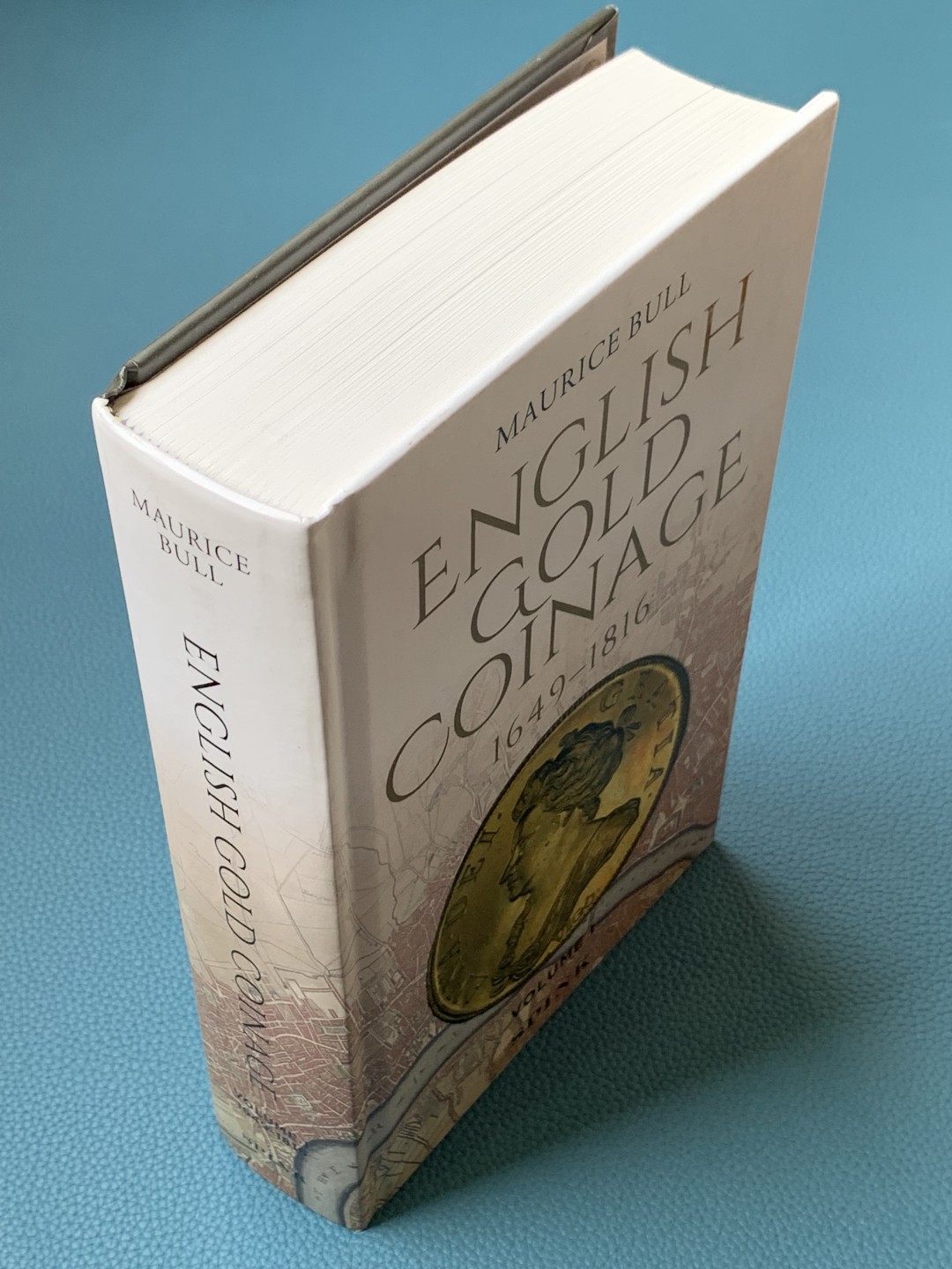 《竞宝斋》第154场-周日，周一，周四 3场 (全场包邮) Spink Book。EGC,1649-1816年英国金币参考目录图书。精装，全新完美品。216*136mm，680页，全幅彩色插图。这本全新的综合指南涵盖了每种类型的英国金币，包括许多新品种以及当前价格。EGC记录了英国金币的主要和许多次要认可的类型和模具