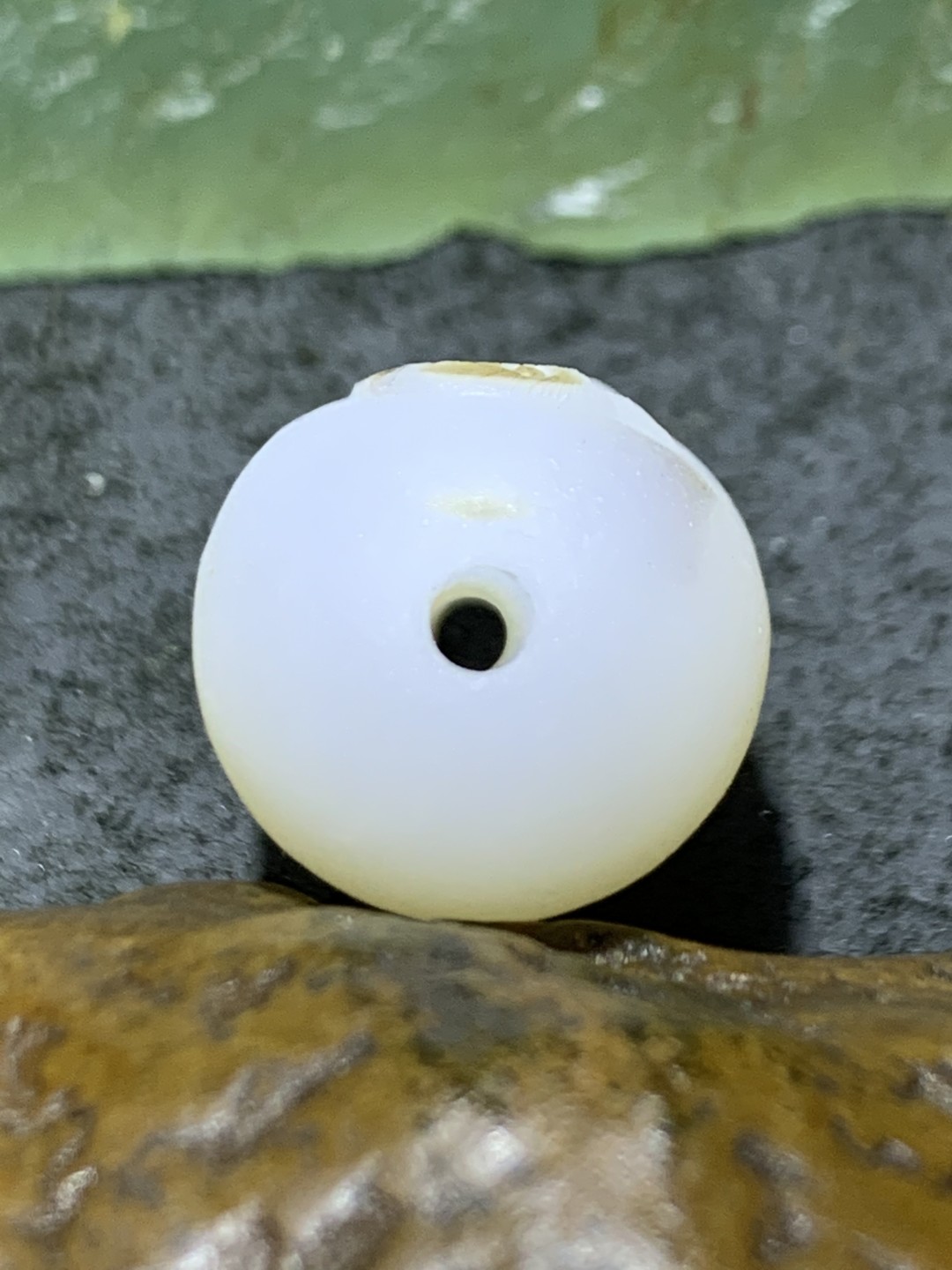 精美亚光高玉化海洋玉髓手工俏色巧雕喜上眉梢桶珠一个